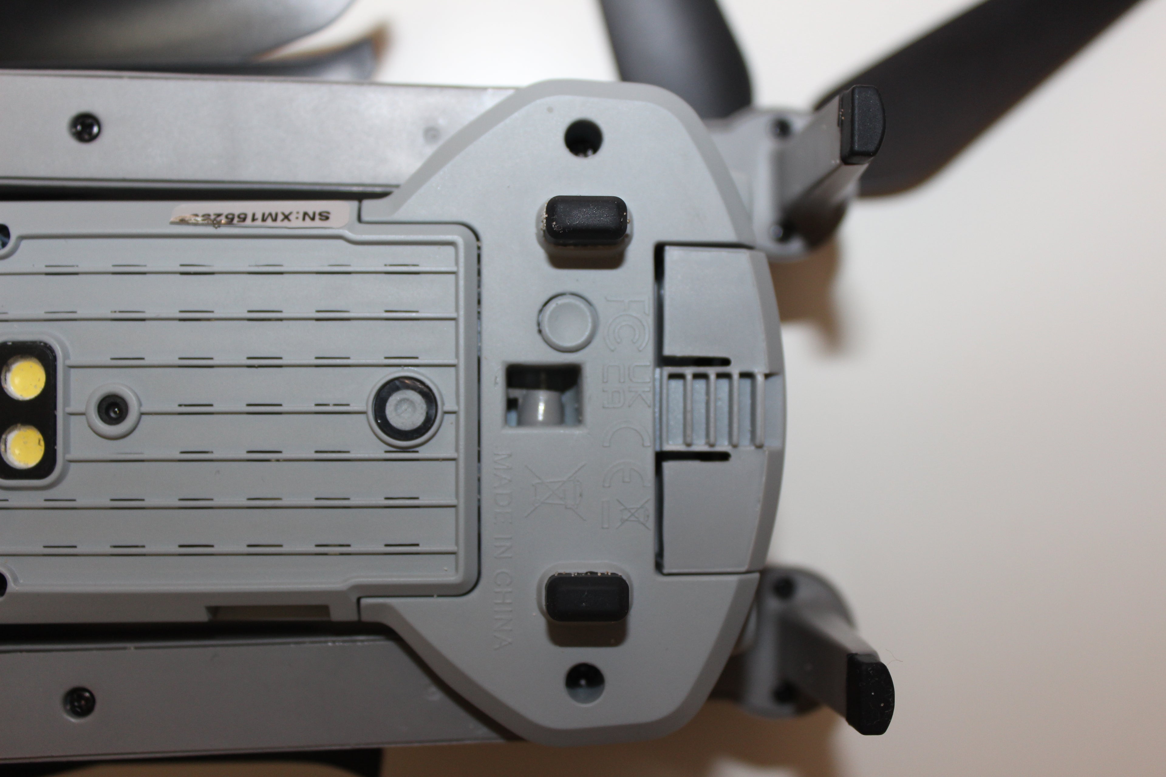 GPS Fishing Drone Parachute Drop 4.5-inch touchscreen Drone Long Flight Time 200g Bait Load  HD Professional Camera 3000M Gift