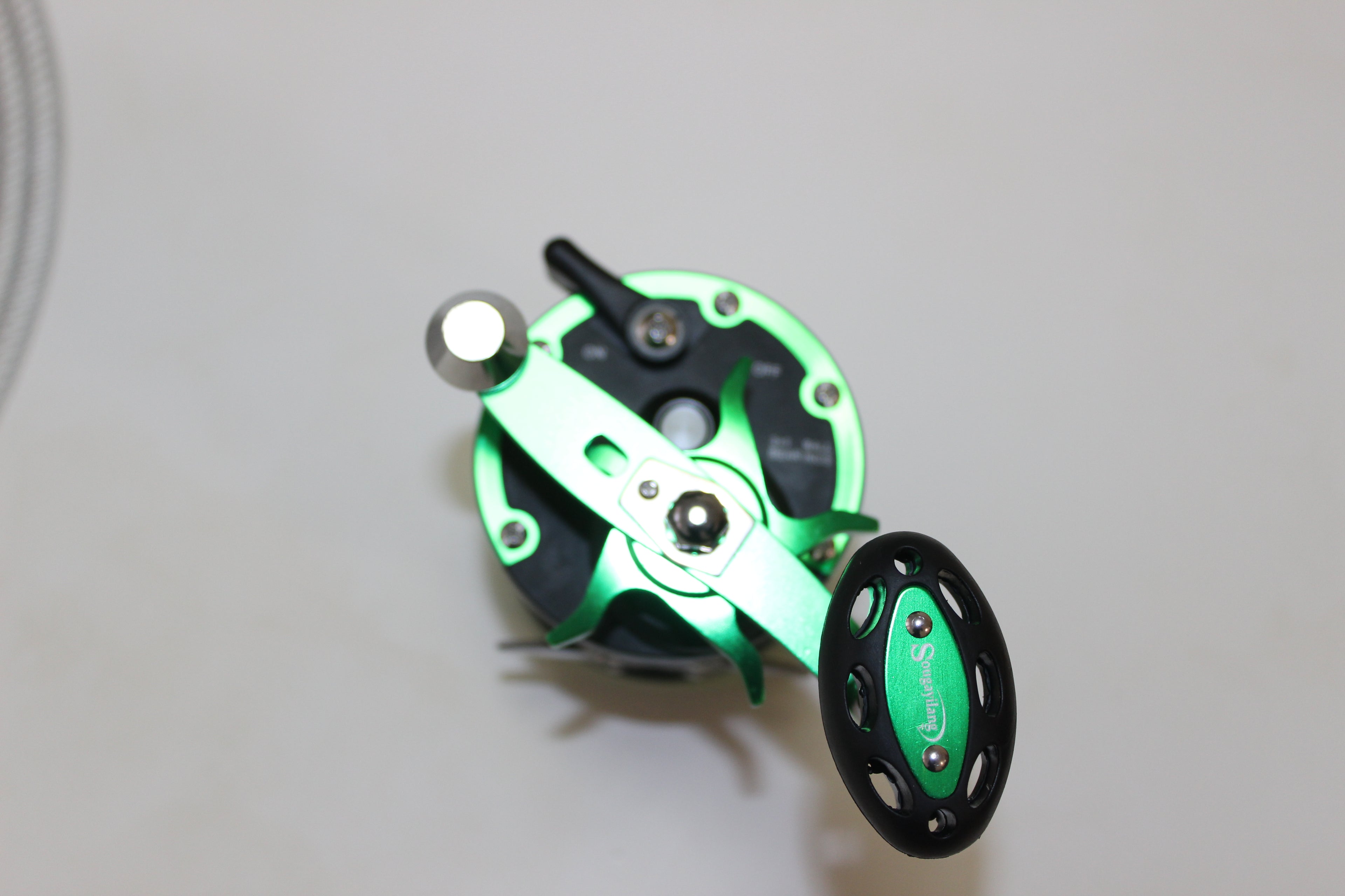 Sougayilang Metal Fishing Reel 3.8:1 Speed Ratio 3+1 Bearings Outgoing Line Alarm for Sea Fishing Reel to Deal with Large Fish